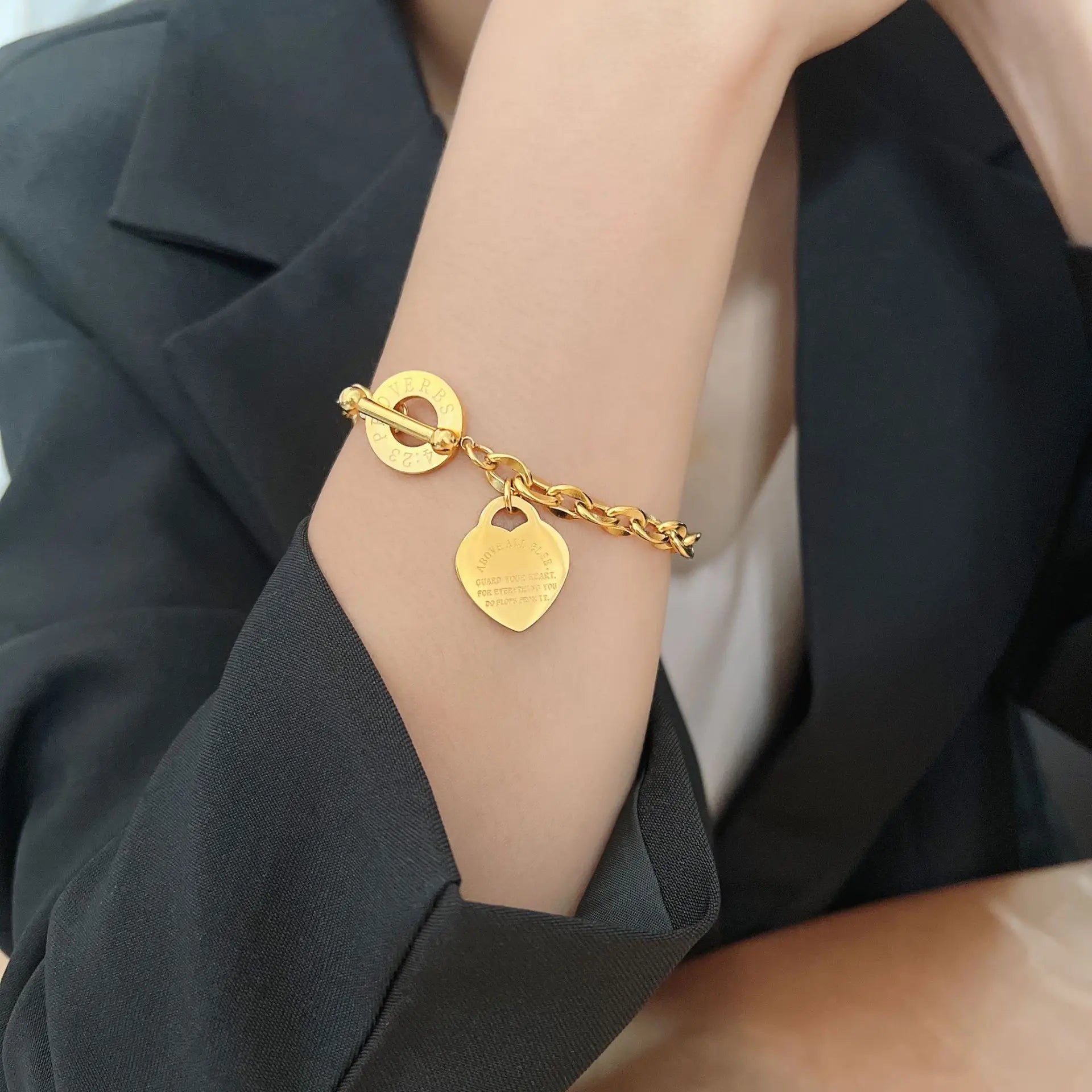 Pulsera Sobre Todo Guarda Tu Corazón – Cadena Dorada con Dije